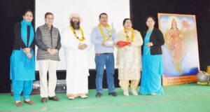 लेफ्टिनेंट राहुल के माता-पिता को सम्मानित करते हुए निदेशक देशराज शर्मा, महंत राजगिरी तथा अन्य