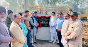 घगवाल में बब्बू घुम्मण तथा सरपंच सोमा देवी डीप बोर का शुभारंभ करते हुए