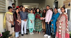 राष्ट्रीय शिक्षा दिवस के अवसर पर प्रिंसीपल शबनम कौर व डॉयरेक्टर मानव सैनी को फूलों का गुलदस्ता भेंट करते हुए फैकल्टी मेंबर।