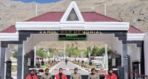 कारगिल वार मेमोरियल के समक्ष सैन्य अधिकारियों के साथ एन.सी.सी कैडेट्स।