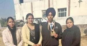 ਗਤਕੇ ਵਿੱਚ ਨੈਸ਼ਨਲ ਚੈਂਪੀਅਨ ਦਮਨਪ੍ਰੀਤ ਨੂੰ ਸਨਮਾਨਿਤ ਕਰਦੇ ਹੋਏ ਪ੍ਰਿੰਸੀਪਲ ਅਮਨਦੀਪ ਕੌਰ ਢਿੱਲੋ ਤੇ ਹੋਰ