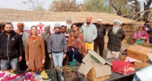 रेड क्रास ने फलाही में झुग्गियों को आग लगने के कारण प्रभावित परिवारों की मदद की