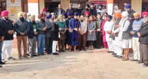 ਪਿੰਡ ਮੂਨਕ ਖੁਰਦ ਵਿਖੇ ਚੈਕ ਅਪ ਕੈਂਪ ਦਾ ਉਦਘਾਟਨ ਕਰਦੇ ਹੋਏ ਗੁਰਦੁਆਰਾ ਟਾਹਲੀ ਸਾਹਿਬ ਮੂਨਕਾਂ ਦੇ ਸੇਵਾਦਾਰ ਭਾਈ ਹਰਪ੍ਰੀਤ ਸਿੰਘ ਟਾਹਲੀ ਸਾਹਿਬ ਵਾਲੇ