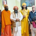 महंत राज गिरी महाराज, महंत वैंकटेश्वर पुरी महाराज तथा संत अविनाश दास चर्चा करते हुए