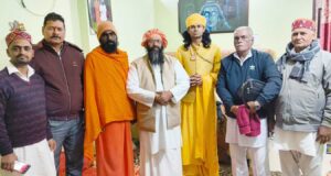 महंत राज गिरी महाराज, महंत वैंकटेश्वर पुरी महाराज तथा संत अविनाश दास चर्चा करते हुए