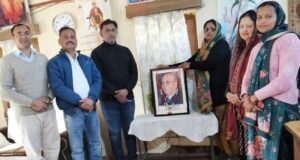 डीएवी सीनियर सेकैंडरी स्कूल कमाही देवी में अनीता देवी व अन्य डीएल आनंद को श्रद्धांजलि अर्पित करते हुए