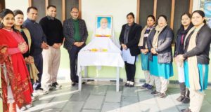 वसिष्ठ भारती इंटरनेशनल स्कूल में सरदार पटेल की पुण्यतिथि पर नमन करते दिनकर पराशर तथा अन्य