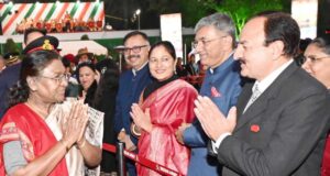 राष्ट्रपति द्रौपदी मुर्मू का अभिवादन करते हुए कुंवर रविंद्र विक्की।