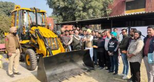विधायक घुम्मन ने सफाई व्यवस्था को बेहतर बनाने के लिए किया नई जेसीबी का उद्घाटन