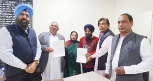 रिटर्निंग अधिकारी से किया प्रमाण पत्र प्राप्त