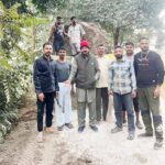 सडक़ किनारे वर्म मिट्टी डालकर भरे