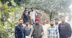 सडक़ किनारे वर्म मिट्टी डालकर भरे