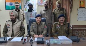 चोरी के आभूषण सोना, 700 डॉलर के साथ 1 व्यक्ति गिरफ्तार