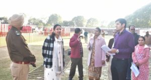 डिप्टी कमिश्नर कोमल मित्तल सोमवार दोपहर को होशियारपुर के लाजवंती स्टेडियम में तैयारियों और प्रबंधों का जायजा लेते हुए