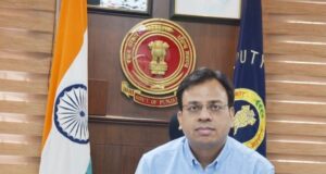 जानकारी देते जिलाधिकारी अमित कुमार पांचाल