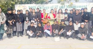 ਸਰਕਾਰੀ ਸੀਨੀਅਰ ਸੈਕੰਡਰੀ ਸਕੂਲ ਬਰਿਆਰ ਦੇ ਵਿਦਿਆਰਥੀਆਂ ਅਤੇ ਸਟਾਫ਼ ਨੂੰ ਪੌਦਾ ਭੇਂਟ ਕਰਦੇ ਹੋਏ ਮਾਨਵ ਸੈਣੀ, ਸ਼ਬਨਮ ਕੌਰ ਅਤੇ ਫੈਕਲਟੀ ਮੈਂਬਰ