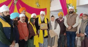 शहीद ओईएम कर्मवीर सिंह के परिजनों को सम्मानित करते हुए रविंद्र विक्की, तरुण कलसी व अन्य