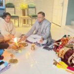 नए वर्ष के आगाज़ में हवन यज्ञ करते हुए कुमार सैनी, मानव सैनी, शबनम कौर, इनायत कौर और तोशांत सैनी