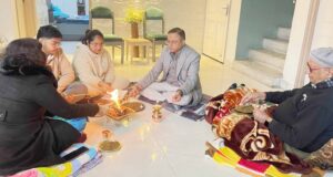 नए वर्ष के आगाज़ में हवन यज्ञ करते हुए कुमार सैनी, मानव सैनी, शबनम कौर, इनायत कौर और तोशांत सैनी