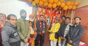 अयोध्या में श्री राम मंदिर निर्माण के एक वर्ष पूरे होने पर आयोजित धार्मिक समारोह में रमन घई को सम्मानित करते आयोजक