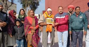 शहीद की माता शकुंतला देवी को सम्मानित करते हुए कुंवर रविंद्र सिंह विक्की व अन्य