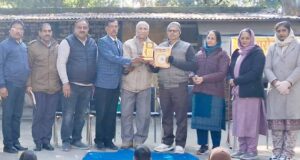 गणमान्यों को सम्मानित करते हुए संसार चंद तथा अन्य एवं उपस्थिति।