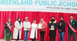 रविंद्र विक्की को अवॉर्ड ऑफ ऑनर से सम्मानित करते हुए प्रिंसिपल ज्योति ठाकुर, चेयरमैन रविंद्र सिंह व अन्य