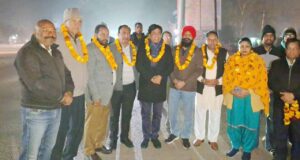 विधायक जिम्पा, मेयर सुरिंदर शिंदा व अन्य टांडा रोड से भगवान वाल्मीकि चौक तक नई स्ट्रीट लाईटों की शुरुआत करते