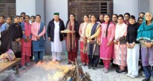 खन्ना के मार्गदर्शन में बाबा औघड़ कालेज जेजों ने मनाया लोहड़ी का त्यौंहार