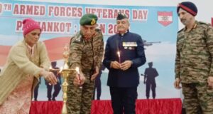 ज्योति प्रज्ज्वलित कर कार्यक्रम का आगाज करते सब एरिया कमांडर ब्रिगेडियर संजीव सहारन, मेजर जनरल खजूरिया व अन्य