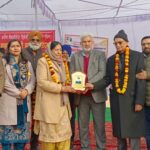 शहीद के परिजनों को सम्मानित करते हुए मंत्री लाल चंद कटारूचक्क, एसडीएम सुमित मुद्द, कुंवर रविंद्र विक्की व अन्य।