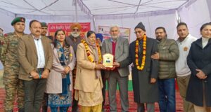 शहीद के परिजनों को सम्मानित करते हुए मंत्री लाल चंद कटारूचक्क, एसडीएम सुमित मुद्द, कुंवर रविंद्र विक्की व अन्य।