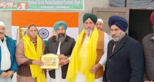 शहीद के परिजनों को सम्मानित करते हुए चेयरमैन जगरूप शेखवां, कुंवर रविंद्र विक्की व अन्य