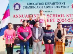 हैमर थ्रो में गोल्ड व सिल्वर मेडल जीतने वाली सोहानी एवं राधिका अपने स्पोर्टस टीचर कुलदीप मेहरा के साथ