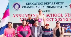 हैमर थ्रो में गोल्ड व सिल्वर मेडल जीतने वाली सोहानी एवं राधिका अपने स्पोर्टस टीचर कुलदीप मेहरा के साथ