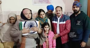 शहीद बेटे के कफऩ रूपी तिरंगे को छाती से लगाए अपना दर्द बयां करती माँ मंजीत कौर, पत्नी नवनीत कौर व रविंद्र विक्की