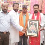भाजपा के वरिष्ठ नेता शम्भू भारती को सम्मानित करते कमेटी अध्यक्ष सुखदेव राज, जितेंद्र सोनू, ठाकुर राजेश बिल्लु व कमेटी सदस्य