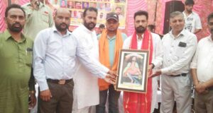 भाजपा के वरिष्ठ नेता शम्भू भारती को सम्मानित करते कमेटी अध्यक्ष सुखदेव राज, जितेंद्र सोनू, ठाकुर राजेश बिल्लु व कमेटी सदस्य