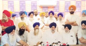 ਸ਼੍ਰੋਮਣੀ ਅਕਾਲੀ ਦਲ ਕੋਰ ਕਮੇਟੀ ਮੈਂਬਰ ਮਹੇਸ਼ ਇੰਦਰ ਸਿੰਘ ਗਰੇਵਾਲ ਟਾਂਡਾ ਵਿਖੇ ਪੱਤਰਕਾਰਾਂ ਨਾਲ ਗੱਲਬਾਤ ਕਰਦੇ ਹੋਏ, ਨਾਲ ਹਨ ਜਿਲਾ ਪ੍ਰਧਾਨ ਲਖਵਿੰਦਰ ਲੱਖੀ, ਲਾਲੀ ਬਾਜਵਾ, ਰਸੂਲਪੁਰ ਤੇ ਹੋਰ