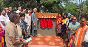 सड़क निर्माण का शिलान्यास करते हुए विधायक कर्मवीर घुम्मन तथा अन्य